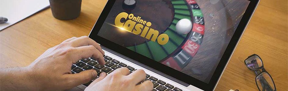 Någon spelar roulette på online casino på en laptop